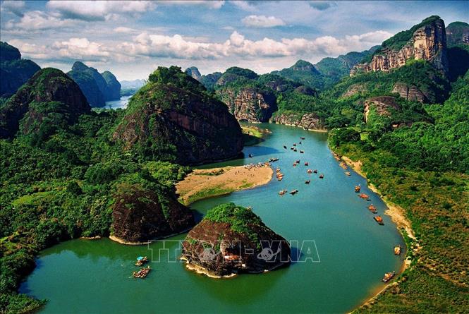 Trong ảnh: Phong cảnh núi Longhushan (tỉnh Quảng Tây, Trung Quốc) được UNESCO đưa vào danh sách Di sản Thế giới, tháng 8/2013. Ảnh: THX/TTXVN