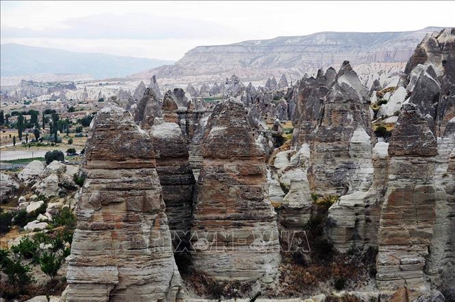 Trong ảnh: Cappadocia (ảnh) là khu vực độc nhất vô nhị thuộc trung tâm Anatolia của Thổ Nhĩ Kỳ, nổi tiếng về cảnh quan thiên nhiên ấn tượng nhất ở châu Âu. Năm 1985, khu vực này đã được UNESCO công nhận là Di sản Thiên nhiên và Văn hóa Thế giới. Cappadocia được hình thành từ lớp đá trầm tích và đá núi lửa - kết quả của vụ phun trào xảy ra khoảng 3 triệu năm trước đây. Ảnh: THX/TTXVN