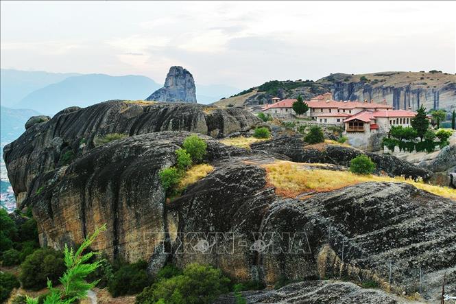 Trong ảnh: Meteora gồm những tu viện nhỏ được xây dựng trên những cột đá tự nhiên, nằm ở rìa phía Tây Bắc khu vực Thessaly, gần con sông Pinios và ngọn núi Pindus thuộc trung tâm Hy Lạp. Những tu viện nhỏ này được xây dựng  vào thế kỷ 15 trong những điều kiện vô cùng khó khăn vì tất cả đều nằm trên đỉnh núi đá sa thạch cao chót vót. Hiện có sáu tu viện mở cửa đón du khách viếng thăm. Meteora được ghi vào danh sách di sản thế giới của UNESCO năm 1988. Ảnh: THX/TTXVN