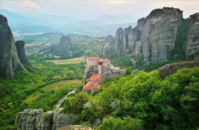 Trong ảnh: Meteora gồm những tu viện nhỏ được xây dựng trên những cột đá tự nhiên, nằm ở rìa phía Tây Bắc khu vực Thessaly, gần con sông Pinios và ngọn núi Pindus thuộc trung tâm Hy Lạp. Những tu viện nhỏ này được xây dựng  vào thế kỷ 15 trong những điều kiện vô cùng khó khăn vì tất cả đều nằm trên đỉnh núi đá sa thạch cao chót vót. Hiện có sáu tu viện mở cửa đón du khách viếng thăm. Meteora được ghi vào danh sách di sản thế giới của UNESCO năm 1988. Ảnh: THX/TTXVN