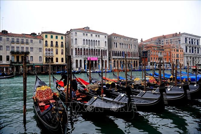 Trong ảnh: Thành phố Venice nằm ở Đông Bắc Italy, là thủ phủ của vùng Veneto. Bị chia cắt bởi những con kênh và nối với nhau bằng những cây cầu, Venice nổi tiếng với cảnh đẹp và kiến trúc. Venice được UNESCO ghi danh là Di sản Thế giới năm 1987. Ảnh: THX/TTXVN