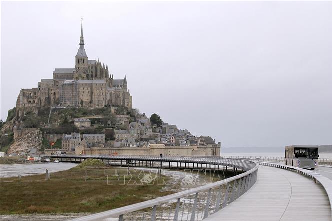 Trong ảnh: Tu viện Mont-Saint-Michel ở miền Tây Bắc nước Pháp là Di sản thế giới được UNESCO công nhận. Ảnh: AFP/TTXVN