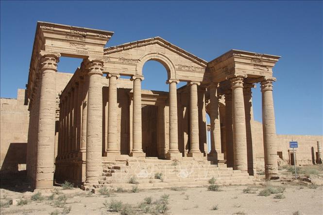 Tháng 7/2015, UNESCO quyết định đưa thành cổ Sanaa, thị trấn Shibam ở Yemen và Hatra ở Iraq vào danh sách đang gặp nguy hiểm do mức độ tổn hại hoặc đe dọa từ các cuộc xung đột vũ trang ở hai nước này. Trong ảnh: Thành phố cổ Hatra ở Iraq năm 2013. Ảnh: THX/TTXVN