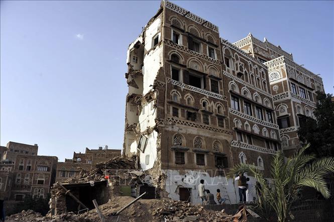 Tháng 7/2015, UNESCO quyết định đưa thành cổ Sanaa, thị trấn Shibam ở Yemen và Hatra ở Iraq vào danh sách đang gặp nguy hiểm do mức độ tổn hại hoặc đe dọa từ các cuộc xung đột vũ trang ở hai nước này. Trong ảnh: Thành cổ Sanaa ở Yemen bị tàn phá sau các cuộc oanh tạc. Ảnh: THX/TTXVN