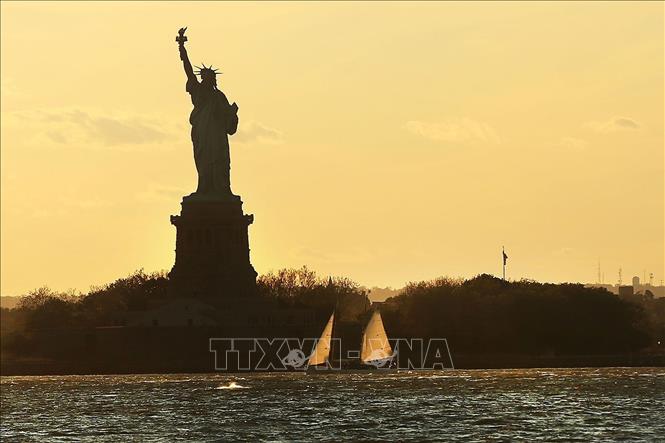 Trong ảnh: Tượng Nữ thần Tự do ở New York (Mỹ) nằm trong số nhiều di sản văn hóa thế giới bị đe dọa hủy hoại do nước biển dâng, hạn hán và một số tác động khác của sự biến đổi khí hậu. Đây là kết luận trong một báo cáo do nhiều cơ quan của Liên hợp quốc  thực hiện và công bố ngày 26/5/2016. Ảnh: AFP/TTXVN