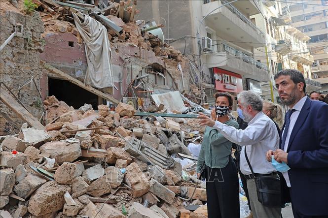 Tổng giám đốc UNESCO, bà Audrey Azoulay ngày 27/8/2020 đưa ra lời kêu gọi cộng đồng quốc tế gây quỹ để hỗ trợ việc khôi phục các trường học, các tòa nhà di sản lịch sử, bảo tàng và nền kinh tế, vốn bị tàn phá nặng nề trong vụ nổ làm rung chuyển thủ đô Beirut của Liban hồi đầu tháng này. Trong ảnh: Tổng giám đốc UNESCO Audrey Azoulay (trái) thăm khu vực bị tàn phá nặng nề sau vụ nổ ở thủ đô Beirut, Liban, ngày 27/8/2020. Ảnh: AFP/TTXVN