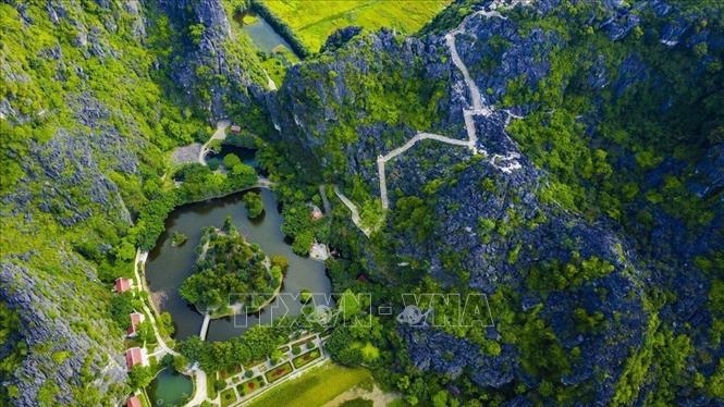 Trong ảnh: Quần thể danh thắng Tràng An (Ninh Bình) được UNESCO công nhận là Di sản Thế giới, ngày 23/6/2014. Đây là di sản hỗn hợp đầu tiên của Việt Nam được công nhận cả tiêu chí văn hóa và thiên nhiên. Ảnh: Minh Đức - TTXVN