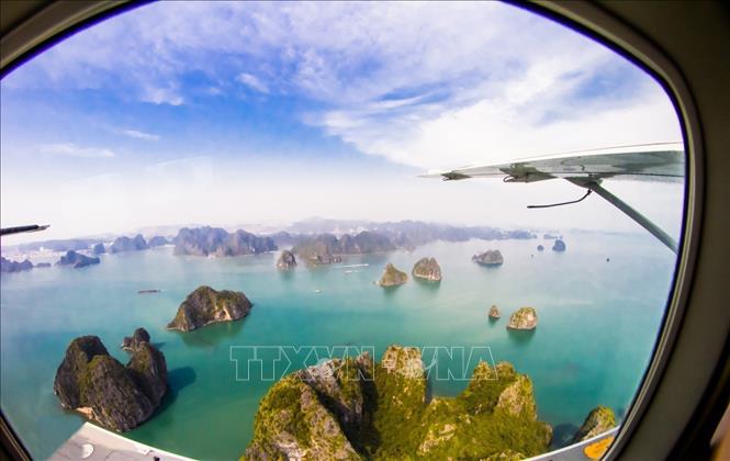 Trong ảnh: Vịnh Hạ Long là một trong những kỳ quan thiên nhiên nổi tiếng thế giới, được UNESCO công nhận là Di sản thiên nhiên thế giới, một trong những địa điểm nổi tiếng nhất của Việt Nam với du khách nước ngoài. Ảnh: Trung Nguyên - TTXVN