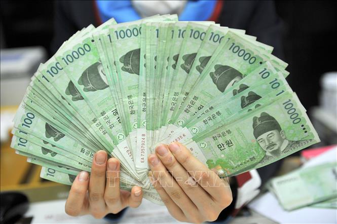 Trong ảnh: Đồng won tại một ngân hàng ở Seoul, Hàn Quốc. Ảnh: AFP/TTXVN
