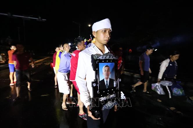 Trong ảnh: Một tang quyến ở thị trấn Kiến Giang, huyện Lệ Thủy phải di chuyển linh cữu trong đêm. Ảnh: Thành Đạt - TTXVN
