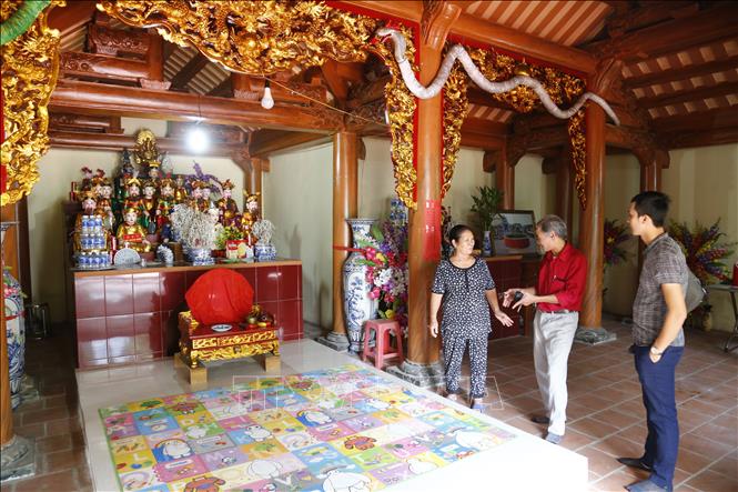 Trong ảnh: Du khách đến thăm quan miếu Chúa Bầu, thuộc di tích Thành Nhà Bầu. Ảnh: Nam Sương - TTXVN