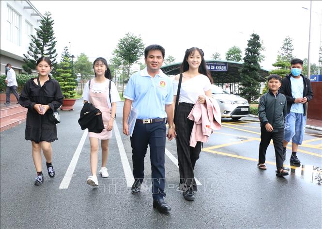 Trong ảnh: Đoàn Đại biểu tỉnh Long An lên đường dự Đại hội cháu ngoan Bác Hồ tại Thủ đô Hà Nội. Ảnh: Thanh Bình- TTXVN