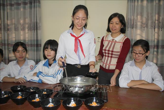 Trong ảnh: Em Ngô Hà Phương tham gia hoạt động trải nghiệm trên lớp. Ảnh: Thùy Dung - TTXVN