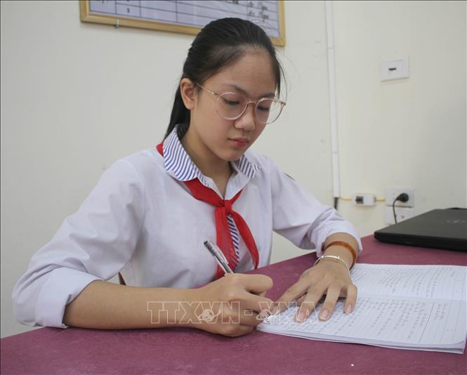 Trong ảnh: Em Ngô Hà Phương học tập tại nhà. Ảnh: Thùy Dung - TTXVN