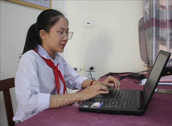 Trong ảnh: Em Ngô Hà Phương học tập tại nhà. Ảnh: Thùy Dung - TTXVN