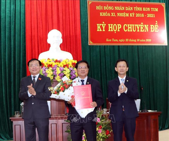 Trong ảnh: Ông Lê Ngọc Tuấn (giữa), Phó Bí thư Tỉnh ủy, Phó Chủ tịch Thường trực UBND tỉnh được bầu giữ chức Chủ tịch UBND tỉnh Kon Tum. Ảnh: Cao Nguyên-TTXVN

