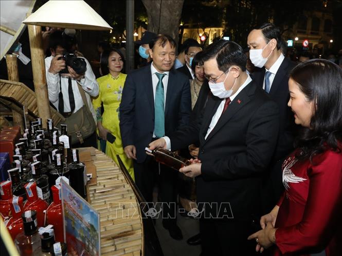 Trong ảnh: Bí thư Thành ủy Hà Nội Vương Đình Huệ và đại biểu tham quan các gian hàng tại lễ khai mạc. Ảnh: Văn Điệp - TTXVN