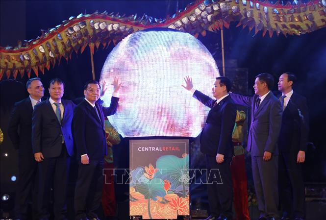 Trong ảnh: Các đại biểu thực hiện nghi thức đặt tay lên quả cầu kết nối sự kiện 