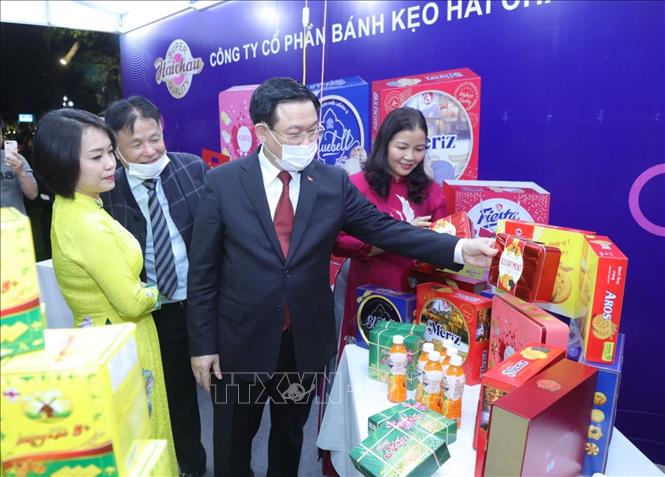 Trong ảnh: Bí thư Thành ủy Hà Nội Vương Đình Huệ với các đại biểu tham quan các gian hàng tại lễ khai mạc. Ảnh: Văn Điệp - TTXVN