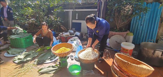 Trong ảnh: Người dân La Phù cùng nhau gói bánh chưng. Ảnh: Nguyễn Cúc - TTXVN