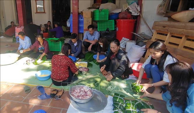 Trong ảnh: Người dân La Phù cùng nhau gói bánh chưng. Ảnh: Nguyễn Cúc - TTXVN