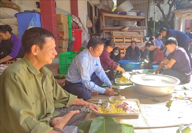 Trong ảnh: Người dân La Phù cùng nhau gói bánh chưng. Ảnh: Nguyễn Cúc - TTXVN
