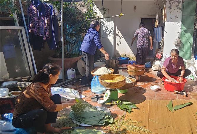 Trong ảnh: Người dân La Phù cùng nhau gói bánh chưng. Ảnh: Nguyễn Cúc - TTXVN