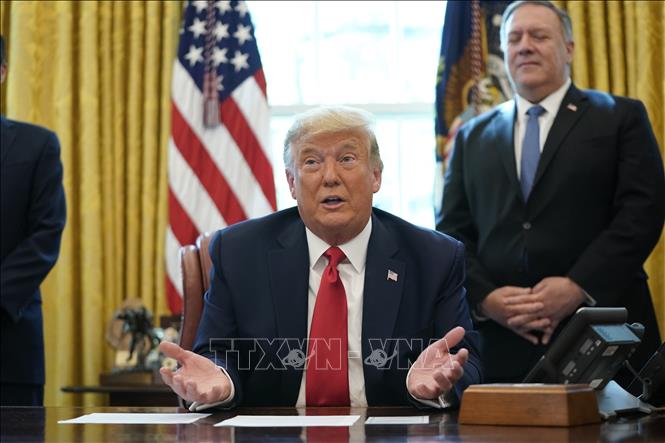Trong ảnh: Tổng thống Mỹ Donald Trump (giữa) tuyên bố đưa Sudan khỏi danh sách quốc gia tài trợ khủng bố và thông báo Sudan sẽ bình thường hóa quan hệ với Israel, tại Nhà Trắng ngày 23/10/2020. Ảnh: AFP/TTXVN