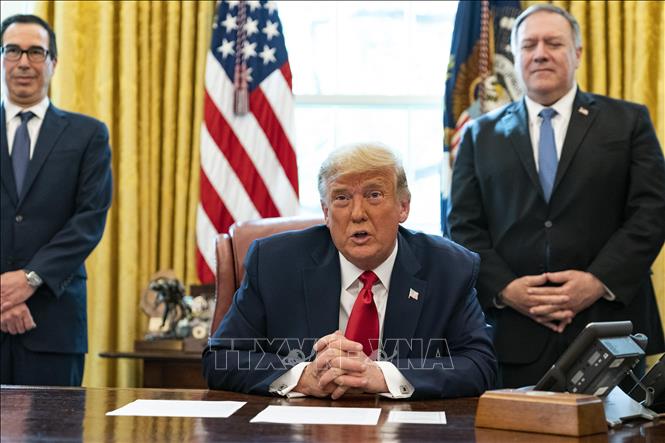 Trong ảnh: Tổng thống Mỹ Donald Trump (giữa) tuyên bố đưa Sudan khỏi danh sách quốc gia tài trợ khủng bố và thông báo Sudan sẽ bình thường hóa quan hệ với Israel, tại Nhà Trắng ngày 23/10/2020. Ảnh: AFP/TTXVN