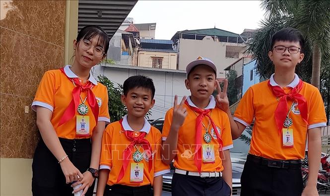 Trong ảnh: Em Nguyễn Ngọc Tường Vy cùng các thiếu nhi tỉnh Vĩnh Long đi dự Đại hội Cháu ngoan Bác Hồ toàn quốc lần thứ IX, năm 2020 tại Hà Nội. Ảnh: TTXVN phát