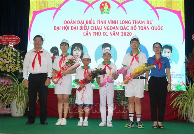 Trong ảnh: Bí thư Tỉnh ủy Vĩnh Long Trần Văn Rón tặng hoa cho đoàn thiếu nhi tỉnh Vĩnh Long đi dự Đại hội Cháu ngoan Bác Hồ toàn quốc lần thứ IX, năm 2020 tại Hà Nội . Ảnh: Lê Thúy Hằng - TTXVN