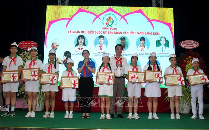 Trong ảnh: Em Nguyễn Ngọc Tường Vy (thứ hai từ trái qua) nhận bằng khen của Ủy ban nhân dân tỉnh Vĩnh Long. Ảnh: Lê Thúy Hằng - TTXVN