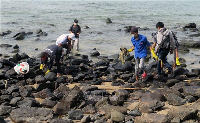 Đoàn viên, thanh niên tỉnh Phú Yên tham gia dọn rác khu vực biển Hòn Yến. Ảnh: Xuân Triệu - TTXVN                               