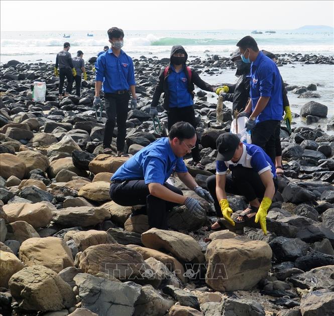 Đoàn viên, thanh niên tỉnh Phú Yên tham gia dọn rác khu vực biển Hòn Yến. Ảnh: Xuân Triệu - TTXVN                                                          
