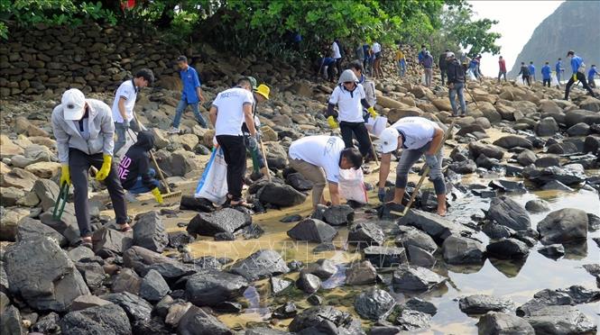 Đoàn viên, thanh niên tỉnh Phú Yên tham gia dọn rác khu vực biển Hòn Yến. Ảnh: Xuân Triệu - TTXVN                                                           