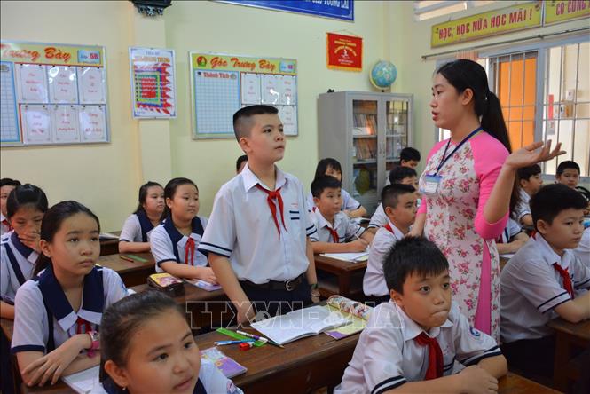 Trong ảnh: Cậu bé toán học Lê Hoàng Nhật Đình không chỉ có thành tích khủng về học tập mà em còn là nòng cốt trong các hoạt động đoàn, đội ở trường. Ảnh: TTXVN phát