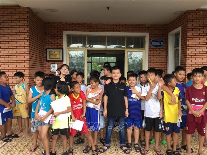 Trong ảnh: Lê Hoàng Nhật Đình còn tham gia dạy thêm cho các bạn tại làng trẻ em SOS. Ảnh: TTXVN phát