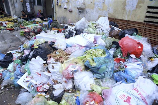 Trong ảnh: Bãi rác ứ đọng tại khu chợ phố Vĩnh Hồ (ảnh chụp ngày 25/10/2020). Ảnh: Tuấn Đức - TTXVN