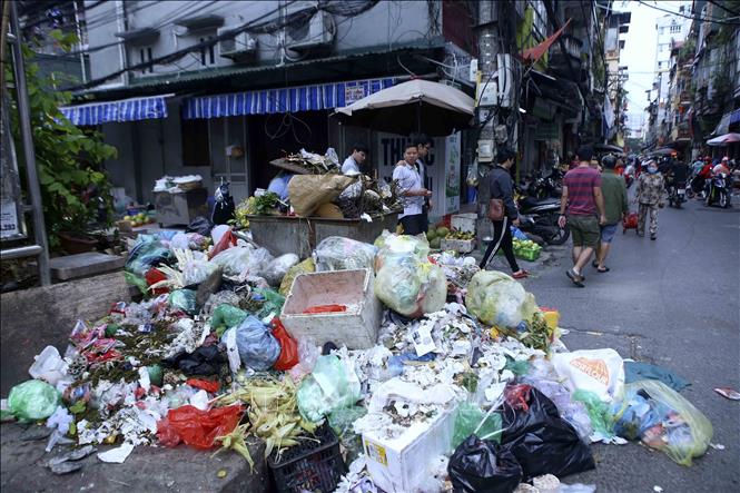 Trong ảnh: Bãi rác ứ đọng tại khu chợ phố Vĩnh Hồ (ảnh chụp ngày 25/10). Ảnh: Tuấn Đức - TTXVN