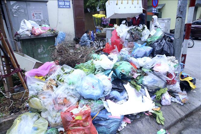 Trong ảnh: Tại khu vực Đội Cấn, rác càng ngày càng nhiều do không có xe rác đến thu gom (ảnh chụp ngày 25/10). Ảnh: Tuấn Đức - TTXVN