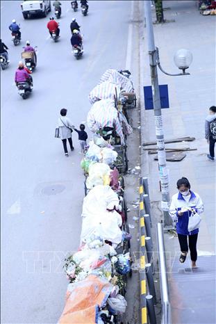 Trong ảnh: Xe rác tập kết tại khu vực đường Nguyễn Chí Thanh (ảnh chụp ngày 25/10). Ảnh: Tuấn Đức - TTXVN