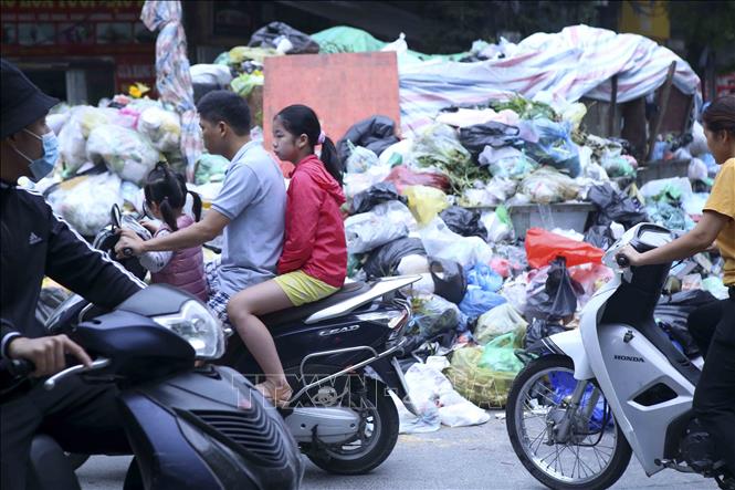 Trong ảnh: Tại khu vực phố Hoàng Văn Thái, rác chất thành từng đống gây khó chịu cho người dân nơi đây (ảnh chụp ngày 25/10). Ảnh: Tuấn Đức - TTXVN