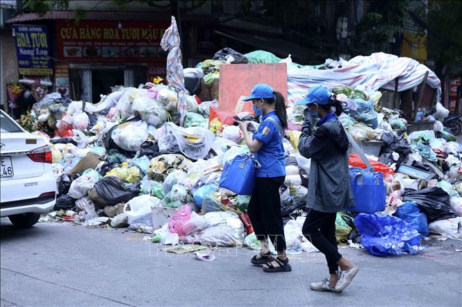 Trong ảnh: Tại khu vực phố Hoàng Văn Thái, rác chất thành từng đống gây khó chịu cho người dân nơi đây (ảnh chụp ngày 25/10). Ảnh: Tuấn Đức - TTXVN
