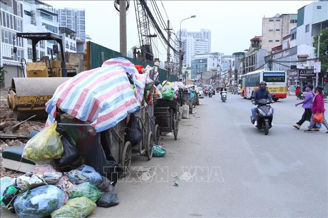 Trong ảnh: Rác ùn, ứ trên phố Minh Khai, quận Hai Bà Trưng (ảnh chụp lúc 13h30 ngày 25/10/2020). Ảnh: Hoàng Hiếu - TTXVN 