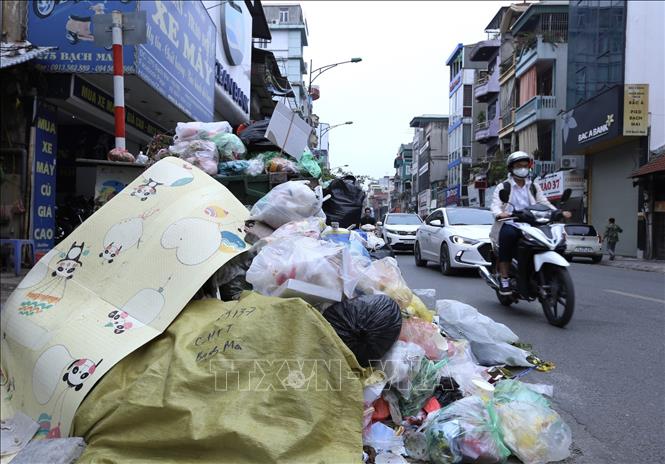 Trong ảnh: Rác tràn xuống lòng đường, gây cản trở các phương tiện và làm mất an toàn giao thông (ảnh chụp lúc 14h ngày 25/10/2020 trên phố Bạch Mai, quận Hai Bà Trưng). Ảnh: Hoàng Hiếu - TTXVN