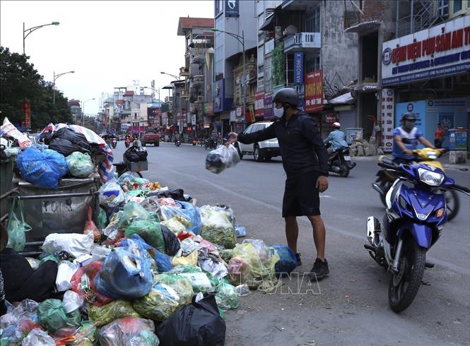 Trong ảnh: Người dân thản nhiên vứt rác vào những “đồi” rác trên phố Bạch Mai, quận Hai Bà Trưng (ảnh chụp lúc 14h ngày 25/10/2020). Ảnh: Hoàng Hiếu - TTXVN