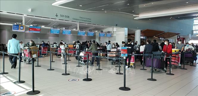 Trong ảnh: Công dân Việt Nam làm thủ tục tại sân bay quốc tế Toronto. Ảnh: TTXVN