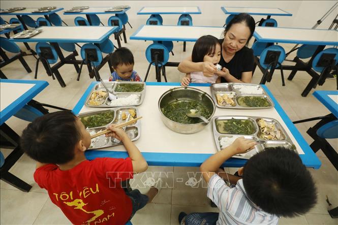 Trong ảnh: Bữa ăn tối của các em bé tại Trung tâm Bảo trợ xã hội tỉnh Điện Biên. Ảnh: Anh Tuấn – TTXVN