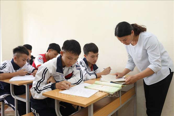 Trong ảnh: Hướng dẫn các em học bài tại Trung tâm Bảo trợ xã hội tỉnh Điện Biên. Ảnh: Anh Tuấn – TTXVN