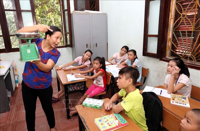 Trong ảnh: Đảng viên Khuất Thị Mai Anh 41 tuổi, 11 năm công tác, Phó trưởng khoa Giáo dục đặc biệt đang dạy văn hóa và kỹ năng sống cho trẻ em khiếm thính (điếc câm), (3 lần được Bằng khen của Bộ LĐTBXH vào những năm 2014, 2017, 2020). Ảnh: Anh Tuấn – TTXVN